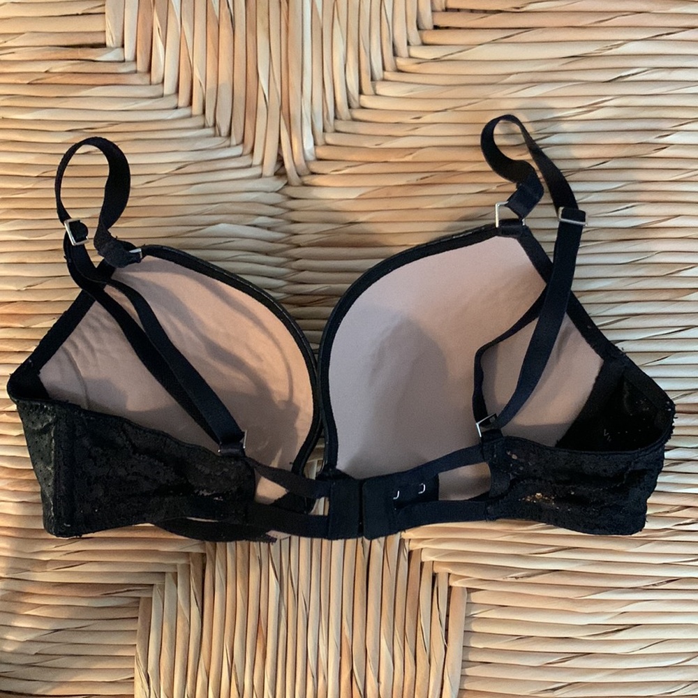 Faux leather and lace VS push-up bra - Picture 4 of 5